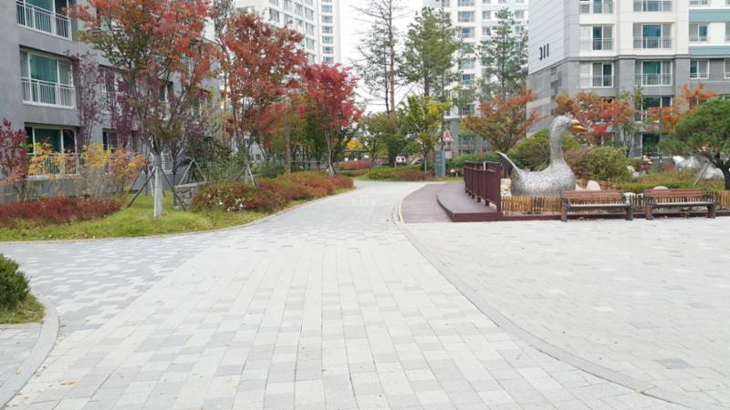 식사 후 산책하기도 좋고, 반려견을 산책시킬 때도 좋은 단지 내 산책로네요