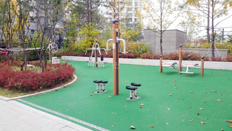 체력 단련이 가능한 다양한 운동기구가 설치된 단지 내 운동시설이에요