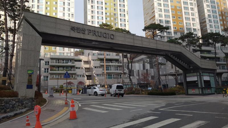 단지의 이미지를 높여주고 아파트 가치를 드높여 주는 멋스러운 대형 문주가 마련된 (정문/후문)이에요