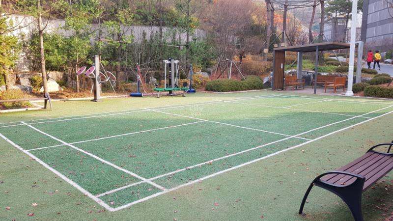 인조잔디가 깔려 있는 주민체육시설이구요