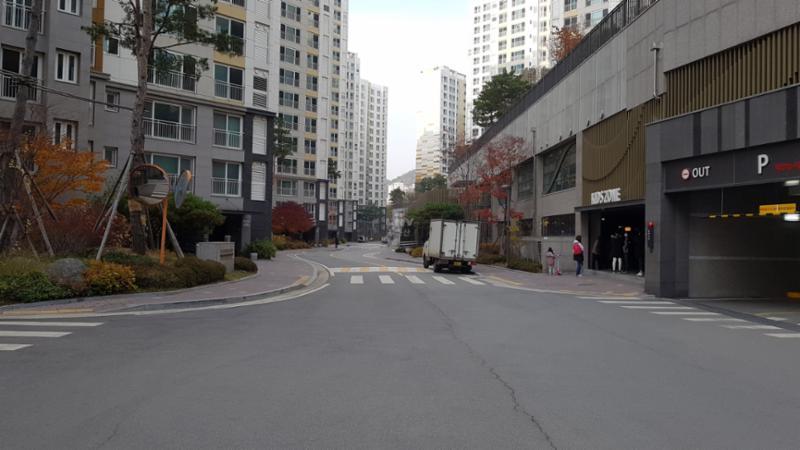 단지 내부를 가로지르는 도로입니다