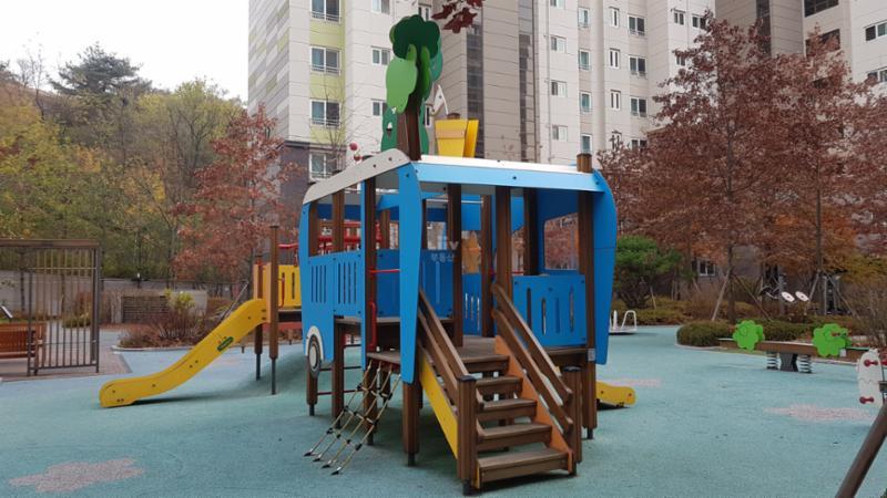 밝은 분위기로 꾸며진 단지 내 놀이터에요