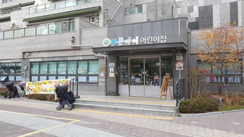 단지 내에 어린이집이 있어 통학버스를 이용하지 않고서 도보로 등하원 할 수 있어요~ 통학걱정이 없으며, 안전하게 믿고 맡길수 있어요