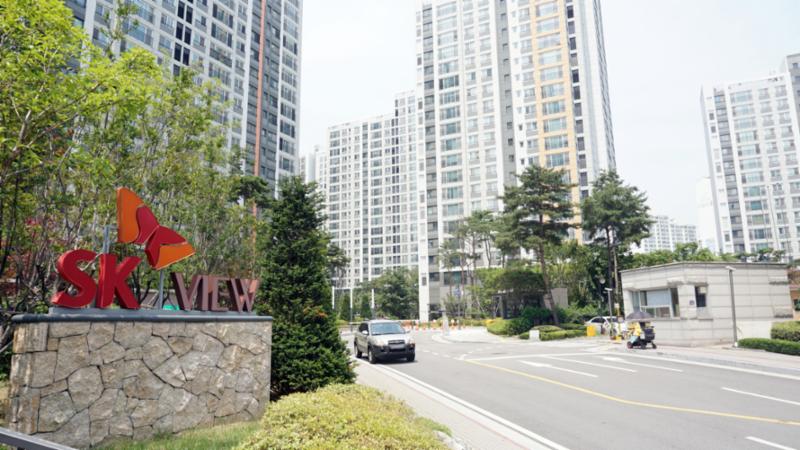 차량 통행로와 보행로가 분리되어 있어 안전하게 통행할 수 있는 단지 내 도로에요