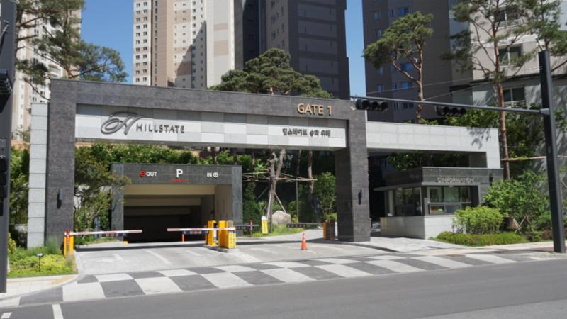 힐스테이트송파위례의 단지정문 출입구에요