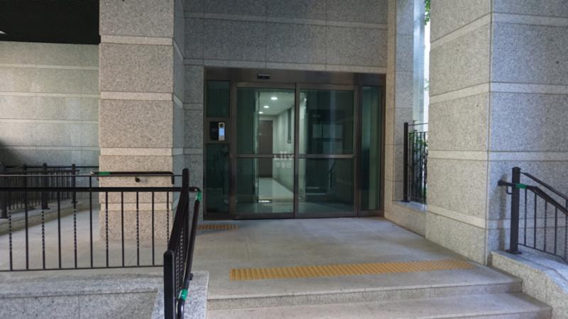 고급스러운 디자인의 공용현관 입구에요