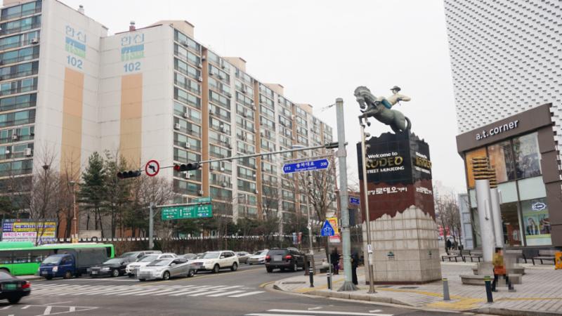 패션 특화 거리인 문정로데오거리가 있습니다