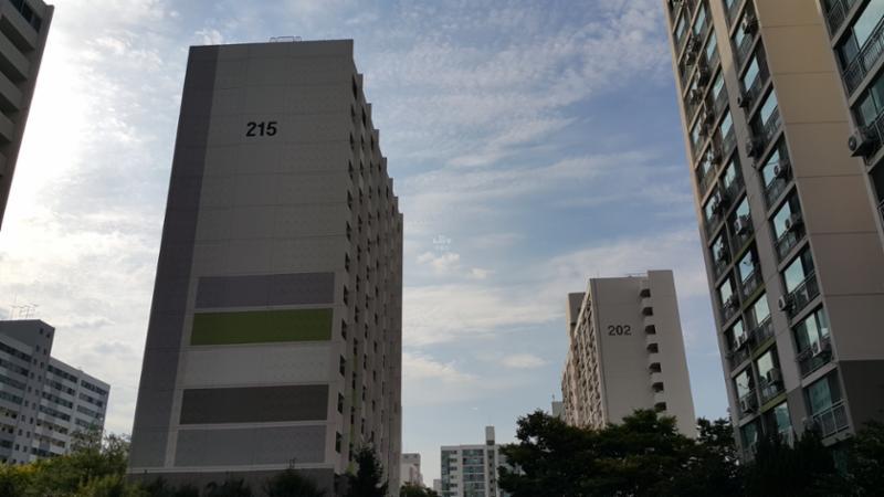 외부에서 바라본 215동, 202동 전경입니다