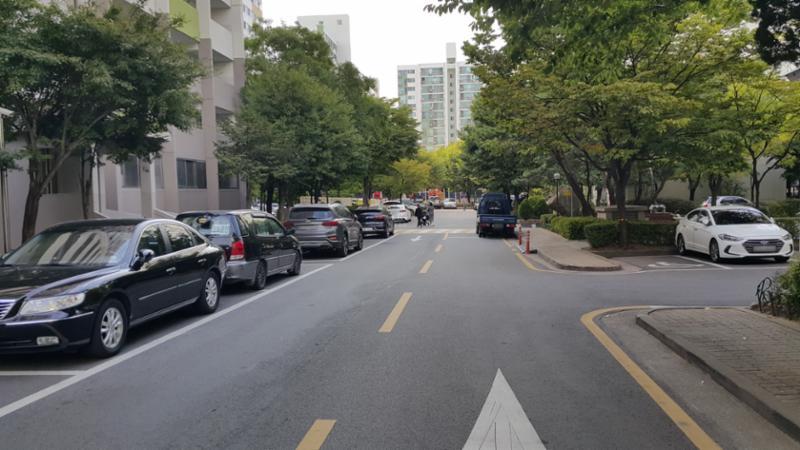 지상주차장과 인접한 단지 내 도로입니다