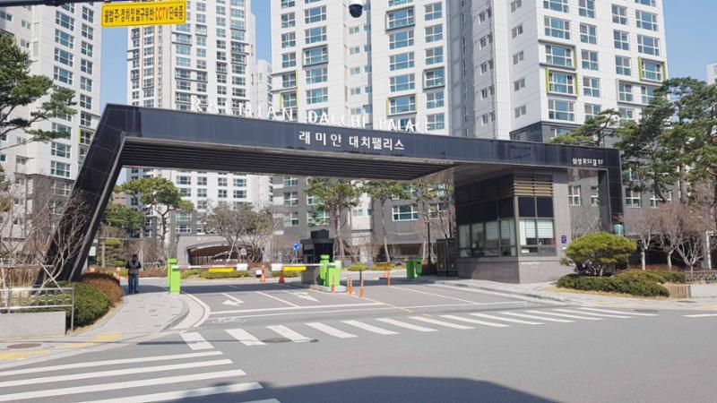 대리석으로 깔끔하게 시공된 정문 입구 모습이에요