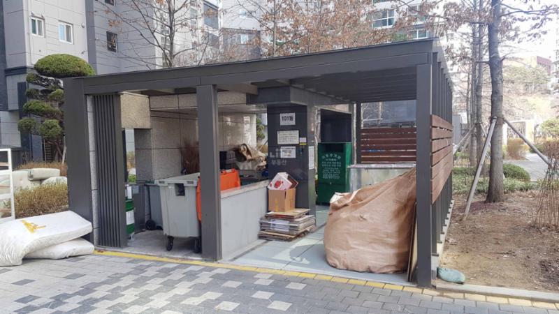101동 단지 내 분리수거함이에요