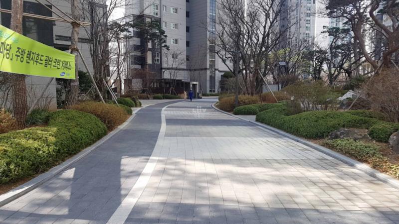 단지 내 보행로 모습이에요