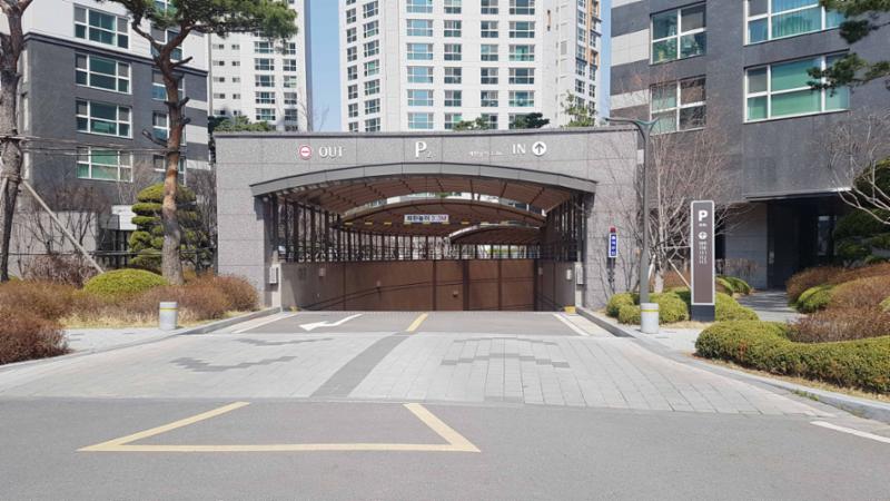 래미안대치팰리스1단지의 주차장 출입구에요