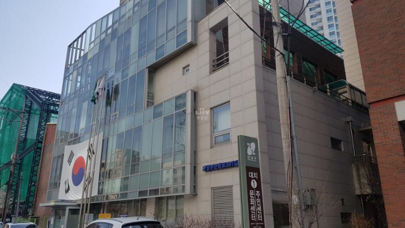 단지 주변으로 주민센터가 가까이에 위치해 있어 멀리 나가지 않고도 동사무소에서의 다양한 업무를 쉽게 이용할 수 있습니다