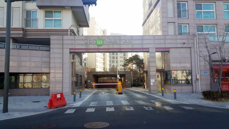 멋스러운 문주가 돋보이는 단지 후문이에요