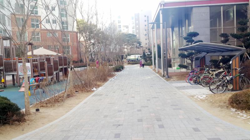 보도블록으로 깔끔하게 마감된 평지로 된 보행로에요