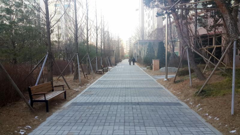 단지를 따라 걸으며 자연을 느낄 수 있는 쾌적한 단지 내 산책로에요