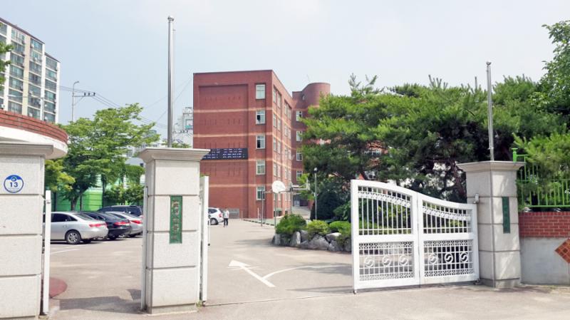 단지 인근에 위치한 세민정보고등학교입니다