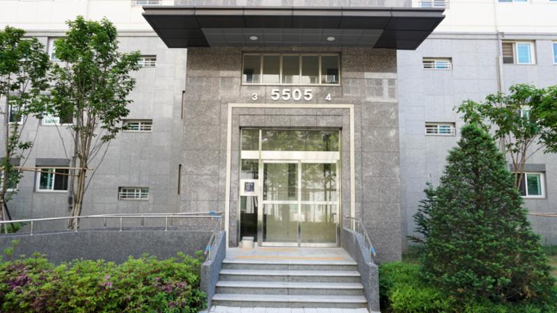 고급스러운 디자인의 공용현관 입구이에요