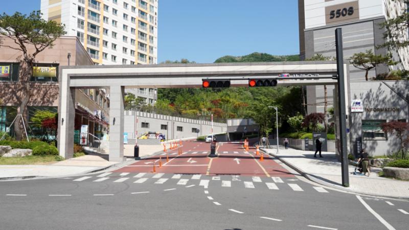 단지의 이미지를 높여주고 아파트 가치를 드높여 주는 멋스러운 대형 문주가 마련된 정문이에요