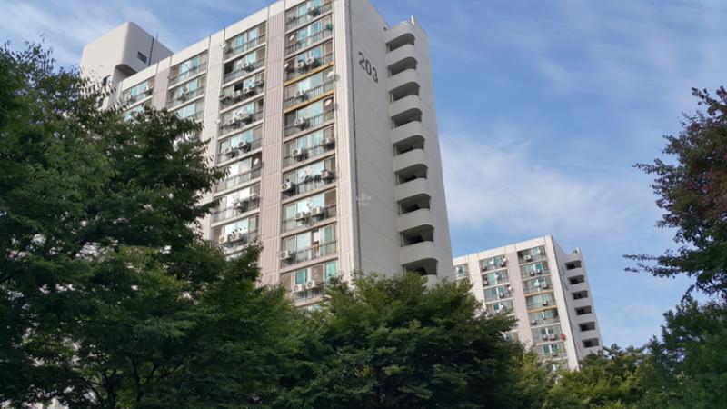 덕유주공4단지 아파트의 깔끔하고 세련된 전경 사진이에요