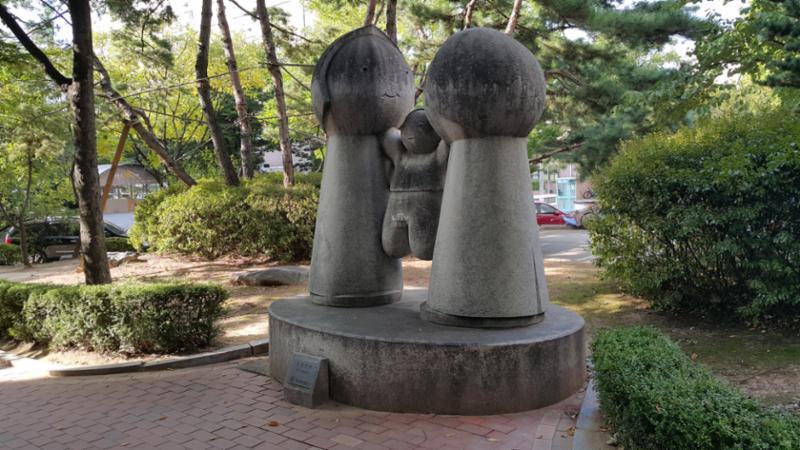 덕유주공4단지의 품격을 높여 주는 단지 내 조형물입니다