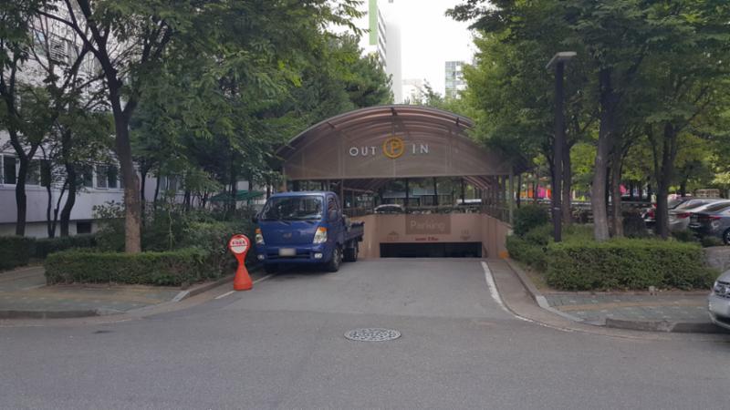 지하주차장 출입구입니다