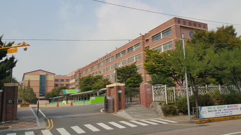 단지 주변에 배정학교인 중원초등학교가 있습니다