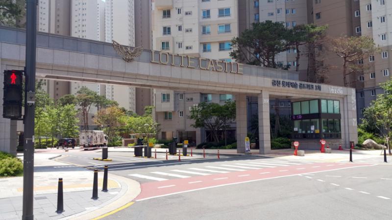 대리석으로 깔끔하게 시공된 정문 입구 모습이에요