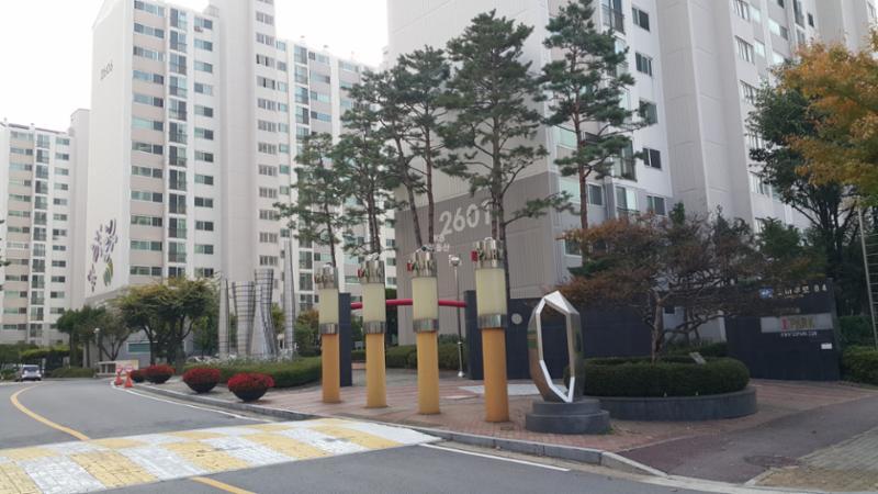 멋스러운 조형물이 설치되어 있는 단지정문이에요