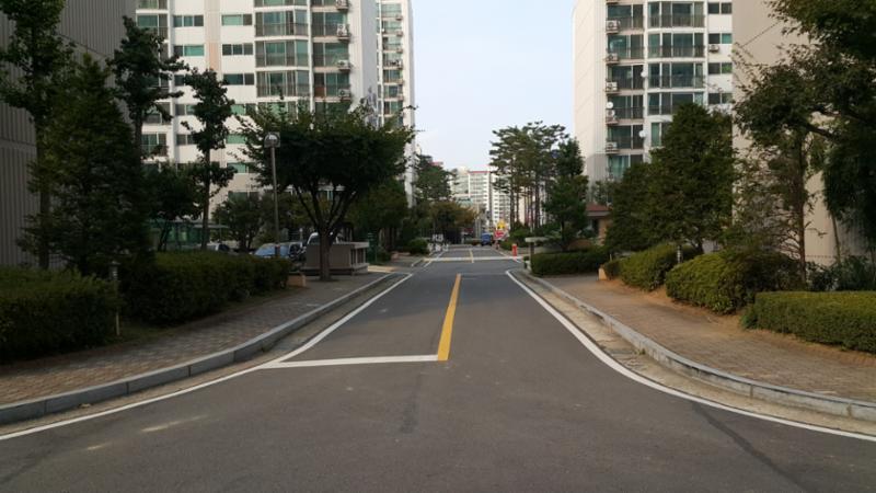 차량 통행로와 보행로가 별도로 분리되어 있어 보행자들이 보다 안전하게 통행할 수 있는 단지내 도로에요