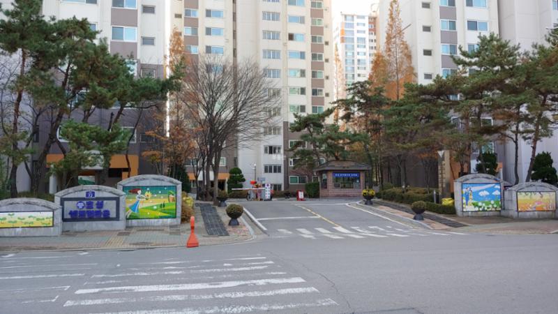 진달래효성 아파트 단지 정문입니다