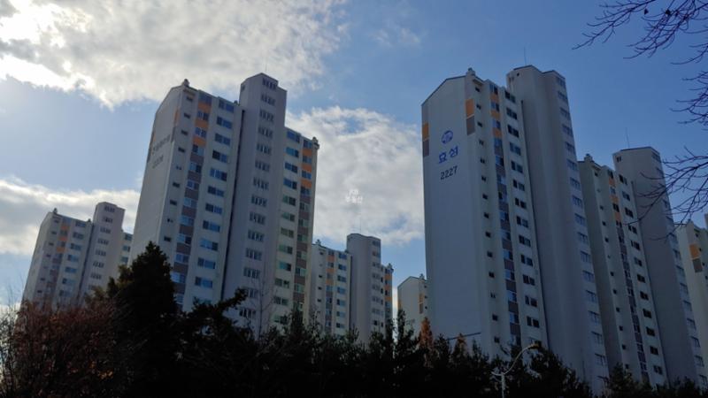 진달래효성은 총 12개동, 708가구로 이루어져 있으며 지역난방(열병합)을 사용하고 있습니다