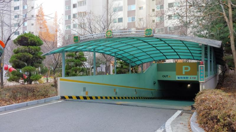 지하주차장 출입구입니다