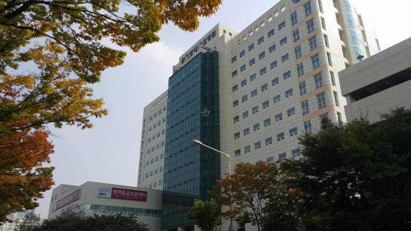 단지 주변에 위치한 대형 의료시설인 순천향대학교부천병원입니다