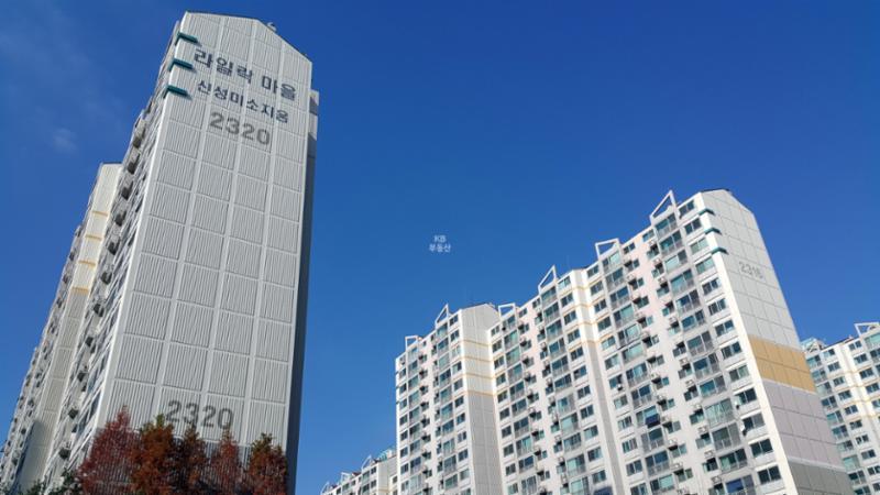 파란하늘과 어울리는 백색의 단지 외관입니다
