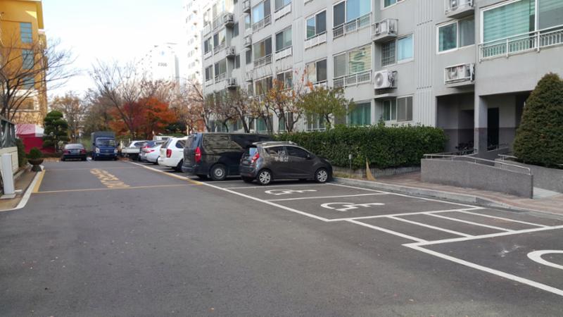 현관과 바로 연결되는 지상 주차장입니다