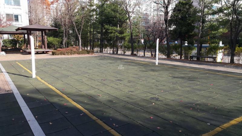 단지 내 넉넉한 공간의 공터가 있어 간단한 맨손체조와 운동을 즐길 수 있습니다