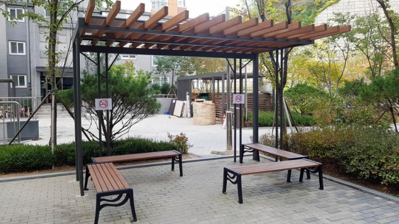 단지 곳곳에 파라솔과 테이블이 설치되어 있어 입주민들과의 담소 및 휴식을 취할 수 있도록 입주민의 단지생활에 신경 쓴 모습이네요
