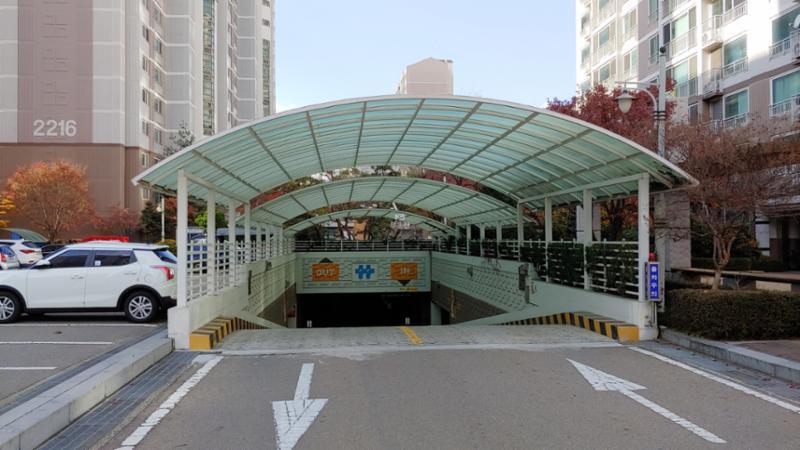 지상과 지하 주차장을 이용할 수 있습니다