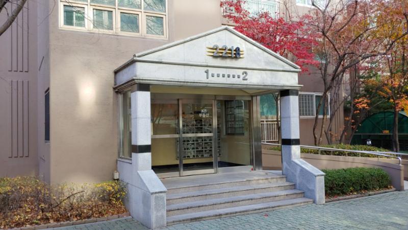 고급스러운 디자인의 공용현관 입구이에요