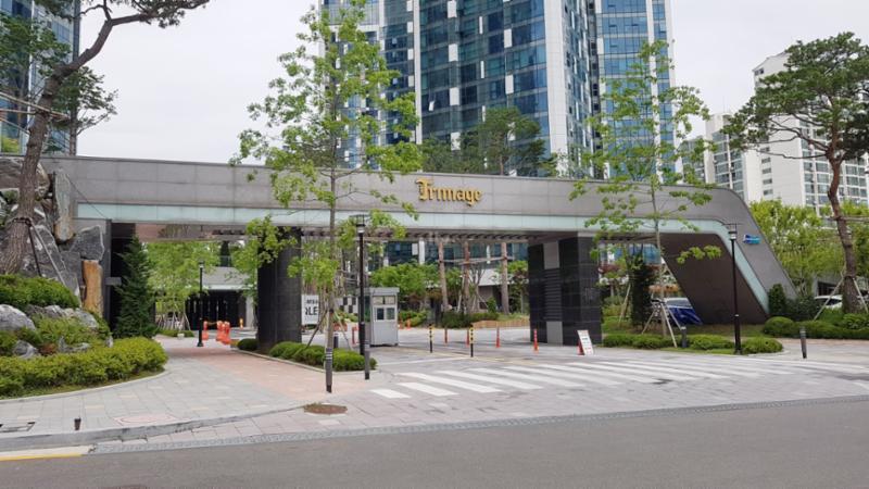 단지의 이미지를 높여주고 아파트 가치를 드높여 주는 멋스러운 대형 문주가 마련된 정문이에요