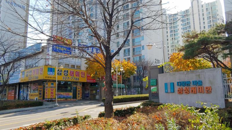 다정한삼성래미안 아파트 단지 정문 입니다