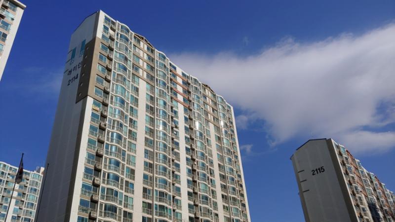 심플한 외관 디자인으로 품격있고 고급스러움이 느껴지는 단지 모습 입니다
