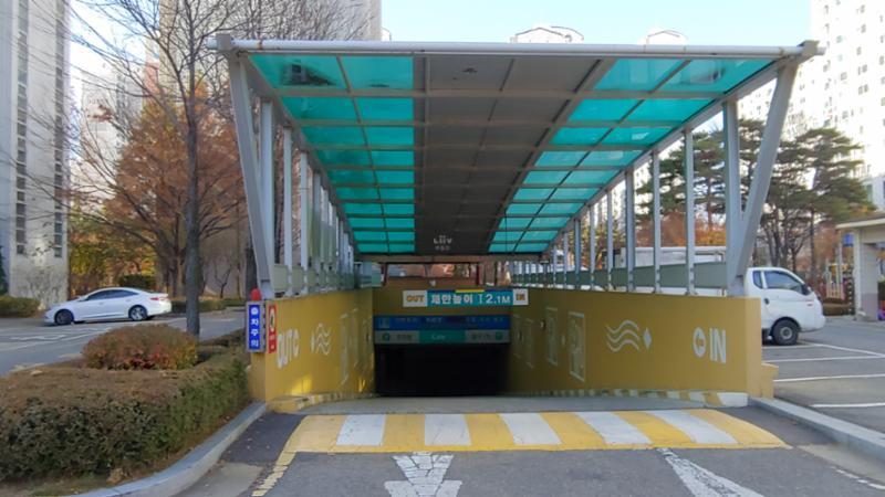 지하주차장 출입구 모습 입니다