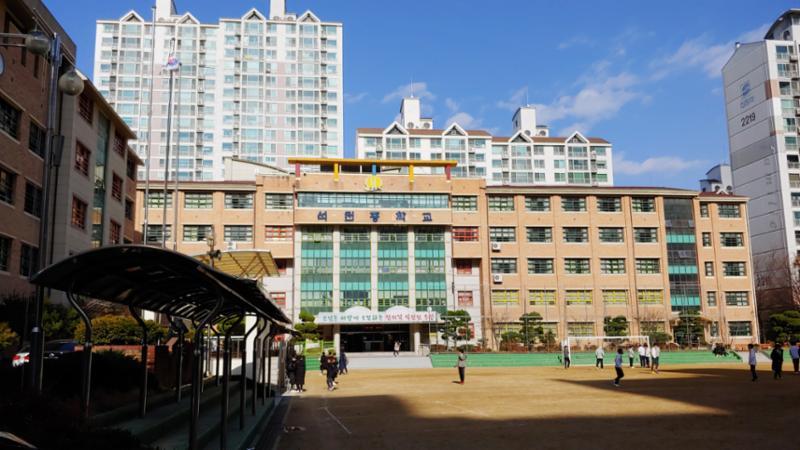 단지 주변에 학교가 위치하여 있습니다