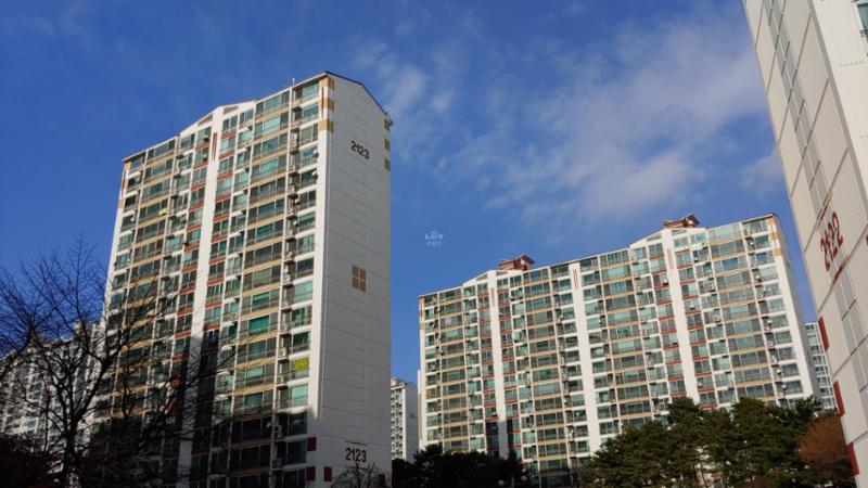 심플한 외관 디자인으로 품격있고 고급스러움이 느껴지는 단지 모습 입니다