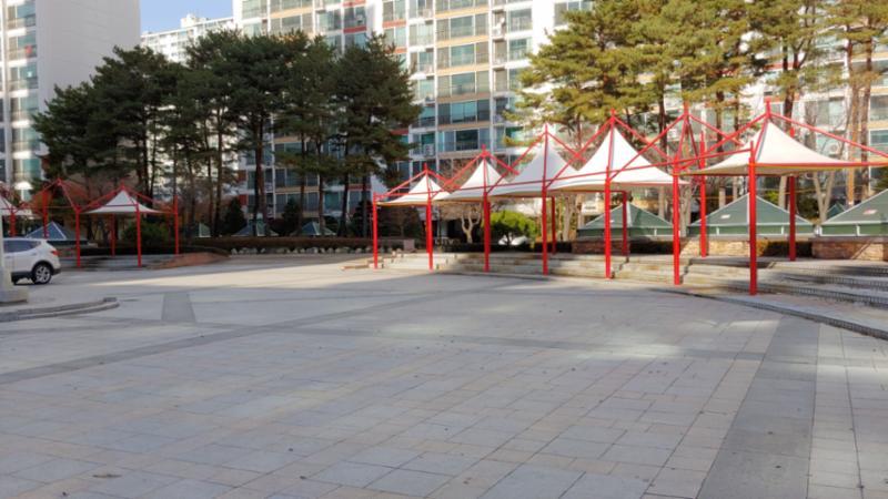 단지 중앙에는 분수시설과 수변시설, 다양한 조형물, 조경이 조화롭게 꾸며져 있습니다