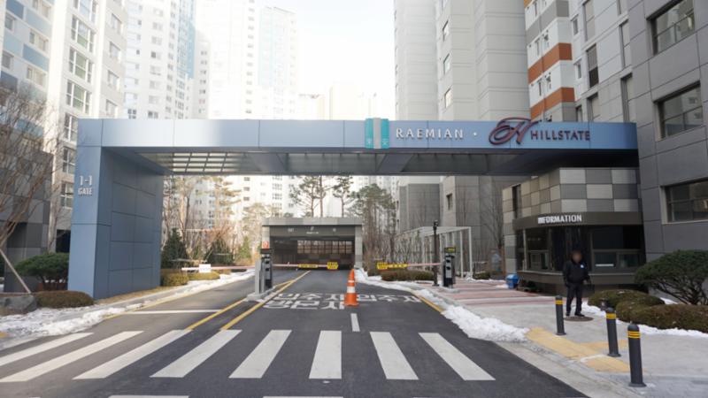 지하 주차장으로 바로 들어갈 수 있는 단지정문이에요