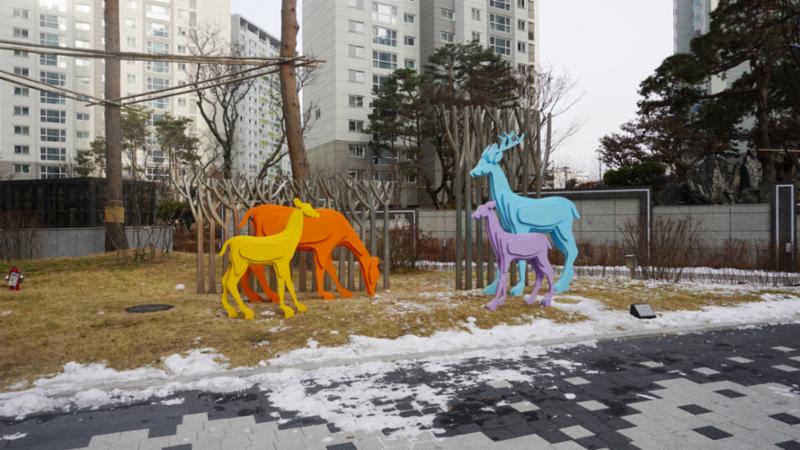 다양한 디자인의 조형물이 조성되어 있는 단지 조경이에요
